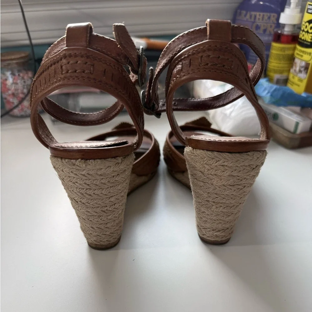 Frye Brown Leather Wedge Sandals Stacked Heel 3413854-BRN Size 7.5M‎